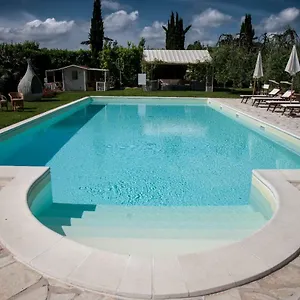 Cevoli Country , Lari Italië